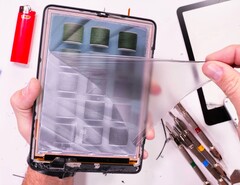 Wyświetlacz Kindle Colorsoft ma dość miękką plastikową powierzchnię (źródło obrazu: JerryRigEverything)