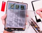 Wyświetlacz Kindle Colorsoft ma dość miękką plastikową powierzchnię (źródło obrazu: JerryRigEverything)
