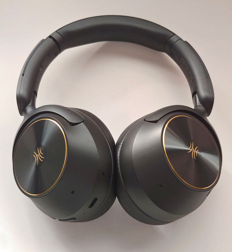 Mikrofon z redukcją szumów znajduje się na każdym nauszniku, a jeden mikrofon do rozmów znajduje się w pobliżu portu USB-C. (Źródło obrazu: Notebookcheck)