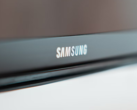 Problem z usługą Samsung TV wydaje się wynikać z awarii współdzielonego backendu lub infrastruktury opartej na chmurze, choć firma nie wydała jeszcze żadnego oficjalnego oświadczenia. Na zdjęciu - logo Samsung na telewizorze (źródło zdjęcia: Marcel Strauß na Unsplash)