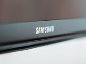Problem z usługą Samsung TV wydaje się wynikać z awarii współdzielonego backendu lub infrastruktury opartej na chmurze, choć firma nie wydała jeszcze żadnego oficjalnego oświadczenia. Na zdjęciu - logo Samsung na telewizorze (źródło zdjęcia: Marcel Strauß na Unsplash)
