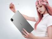 Urządzenie Honor MagicPad 4 przedstawione wraz z rysikiem na zdjęciu zapowiadającym produkt
