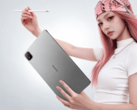 Urządzenie Honor MagicPad 4 przedstawione wraz z rysikiem na zdjęciu zapowiadającym produkt