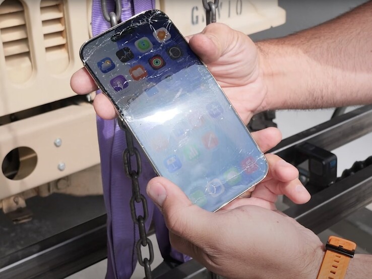 W ekstremalnym teście iPhone Air doznał pęknięć i wygięć, ale nadal działał normalnie. (Źródło obrazu: JerryRigEverything na YouTube)
