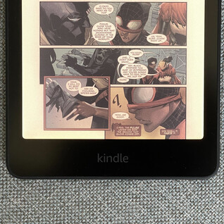 Żółte przebarwienia widoczne na recenzowanym przez The Verge egzemplarzu Kindle Colorsoft. (Źródło zdjęcia: The Verge, Andrew Liszewski)