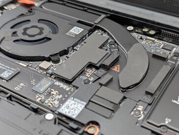 Niewielkie chłodzenie sprawia, że obawiamy się nieco o hałas wentylatora, który był punktem spornym w oryginalnym Laptopie 13.5