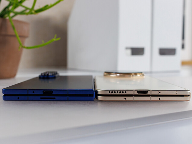 Porównanie obok siebie: Galaxy Z Fold7 (po lewej) vs. najcieńszy na świecie składany, Honor Magic V5 (po prawej). (Źródło zdjęcia: Notebookcheck)