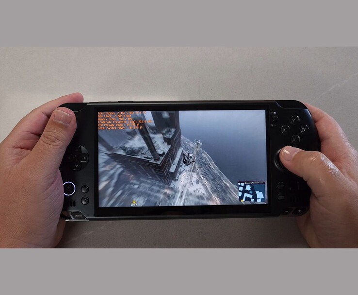 Zbliżenie handhelda GPD Win 5 z uruchomionym Spider-Manem i nakładką benchmarku widoczną na ekranie. (Źródło obrazu: The Phawx via YouTube)
