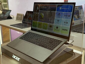 Aspire Go 15 2026 charakteryzuje się lekką i cienką konstrukcją. Na zdjęciu: widok laptopa z boku.