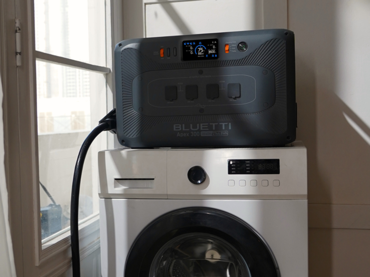 Przenośna elektrownia Bluetti Apex 300 jest w stanie zasilać ciężkie urządzenia, takie jak pralka (źródło obrazu: Bluetti)