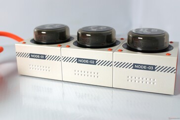 ...oraz "Node 01", "Node 02" i "Node 03" z drugiej strony.