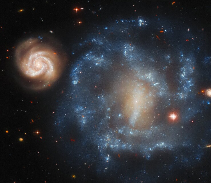 Obraz Hubble'a Arp 4 (źródło obrazu: kilka; patrz źródła)