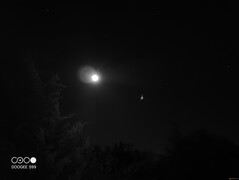 Jasne obiekty, takie jak księżyc i gwiazdy, wydają się jaśniejsze w trybie nocnym niż w standardowym trybie fotografowania.