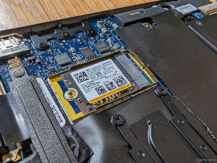 Latitude 7440 wykorzystuje krótsze dyski SSD M.2 2242 zamiast bardziej standardowych rozmiarów 2280