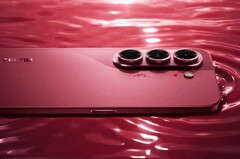 Tecno Camon Slim 5G jest tylko nieznacznie grubszy od iPhone’a Air, ale posiada baterię o pojemności prawie dwukrotnie większej.