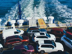 Amerykańscy producenci samochodów, tacy jak General Motors (GM), produkują kilka modeli samochodów za granicą. (Źródło zdjęcia: Unsplash, edytowane)