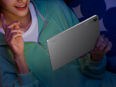 Redmi Pad 2 SE jest dostępny na Giztop za 229 dolarów. Na zdjęciu: zdjęcie promocyjne przedstawiające tylną część tabletu.