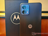 Moto G23, na zdjęciu, ma minimalistyczny design. (Źródło obrazu: Notebookcheck)