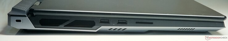 Po lewej: blokada Kensington, 2x USB 3.2 Gen2 Type-A, czytnik kart SD