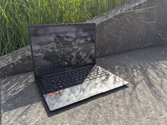 AMD ZenBook 14 OLED w otwartej przestrzeni