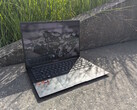 AMD ZenBook 14 OLED w otwartej przestrzeni