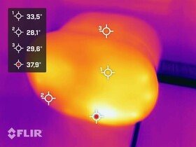 Gorący punkt z przodu nie jest do końca chłodny przy 38°C.