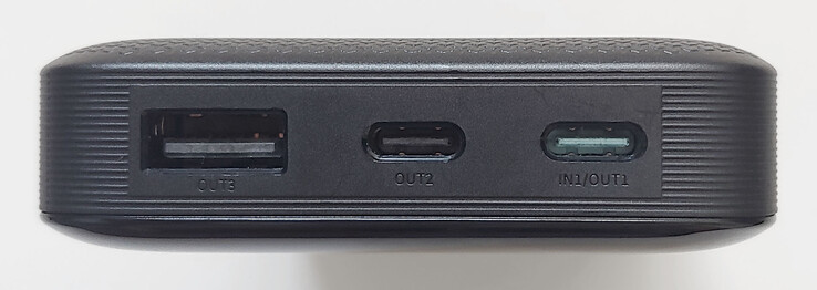 Porty USB-A (18 W), USB-C 2 (27 W), USB-C 1 (65 W).