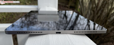 Po prawej: Głośniki, USB-C 2.0, głośniki (źródło obrazu: Manuel Masiero)