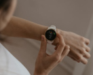 Zrzut ekranu wykresu z aplikacji Garmin pokazał również trendy w tętnie, stanie HRV i poziomie naładowania baterii na przestrzeni tygodni. Na zdjęciu - smartwatch Garmin. (Źródło zdjęcia: Káplár Bálint Áron na Unsplash)