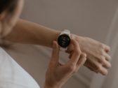 Zrzut ekranu wykresu z aplikacji Garmin pokazał również trendy w tętnie, stanie HRV i poziomie naładowania baterii na przestrzeni tygodni. Na zdjęciu - smartwatch Garmin. (Źródło zdjęcia: Káplár Bálint Áron na Unsplash)