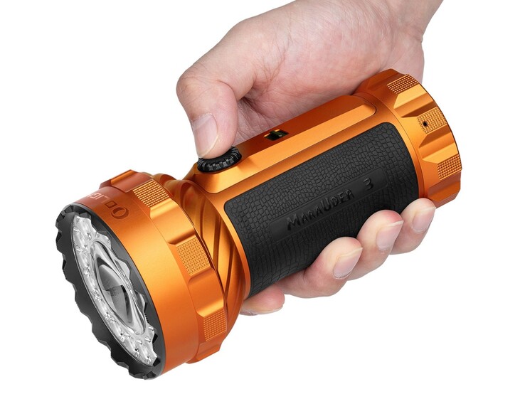 Latarka Olight Marauder 3 posiada uchwyt pokryty silikonem.