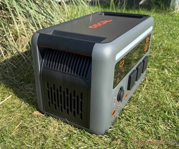Duże uchwyty po obu stronach ułatwiają przenoszenie urządzenia PowerStation, które waży około 15 kg.