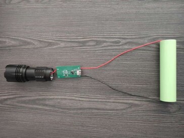 Latarka jest wyposażona w akumulator sodowo-jonowy