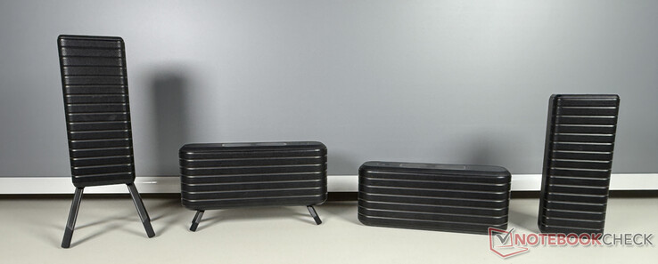 Cztery głośniki zewnętrzne mają rozkładane nóżki