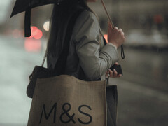 Sklep Marks &amp;amp; Spencer w Wielkiej Brytanii, w którym naruszenie dostawcy spowodowało zakłócenia w świadczeniu usług (źródło zdjęcia: Unsplash/Aleksandr Rebenkov)