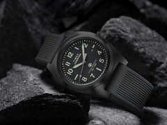 Timex Expedition Capstone z czarnym silikonowym paskiem, na zdjęciu. (Źródło zdjęcia: Timex)