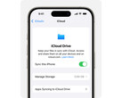 Obraz promocyjny dla Apple"iCloud Drive wyświetlany na iPhonie na białym tle. (Źródło obrazu: Apple)