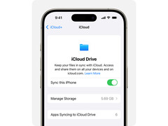 Obraz promocyjny dla Apple&quot;iCloud Drive wyświetlany na iPhonie na białym tle. (Źródło obrazu: Apple)