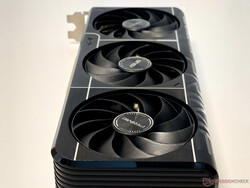 Potrójne wentylatory osiowe Prime RTX 5080 OC całkowicie zatrzymują się w trybie bezczynności