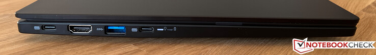 Po lewej: USB-C 3.2 Gen 2 (10 GBit/s, DisplayPort ALT mode 1.4a, Power Delivery), HDMI 2.0, USB-A 3.2 Gen 1 (5 GBit/s), USB-C 3.2 Gen 2 (10 GBit/s, DisplayPort ALT mode 1.4a)