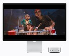 Zdjęcie przedstawia nowy komputer Mac mini M6 obok monitora Studio Display. Odtwarzany jest jakiś film.