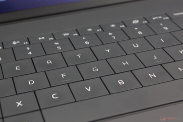 Skok klawiszy i sprzężenie zwrotne są płytsze i bardziej miękkie niż chcielibyśmy do celów biurowych lub multimedialnych