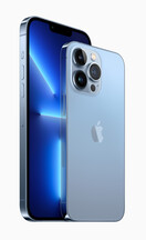 Apple iPhone 13 Pro w kolorze Sierra Blue. (Źródło zdjęcia: Apple)