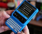 Klawiatura Clicks jest już dostępna dla wybranych telefonów Android, w tym serii Razr 2024 firmy Motorola. (źródło zdjęcia: Clicks)