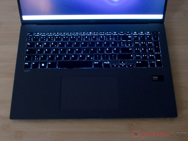 Podświetlana klawiatura i duży touchpad