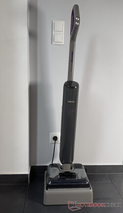 Urządzenie Eureka FloorShine 830 na stacji ładującej i samoczyszczącej.