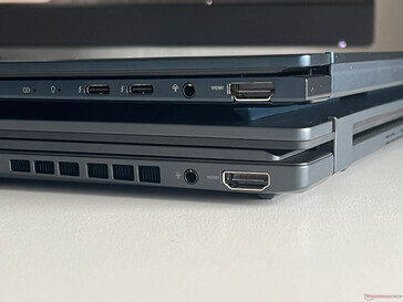 Zenbook Duo OLED (na dole) vs. Zenbook 14 OLED (na górze)