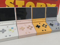 Miyoo Mini Flip w czterech proponowanych kolorach. (Źródło zdjęcia: u/TenLevels)