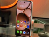 Oppo Find X8 Ultra w recenzji. (Źródło obrazu: Marcus Herbrich/Notebookcheck)