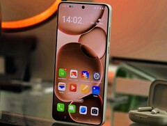Oppo Find X8 Ultra w recenzji. (Źródło obrazu: Marcus Herbrich/Notebookcheck)